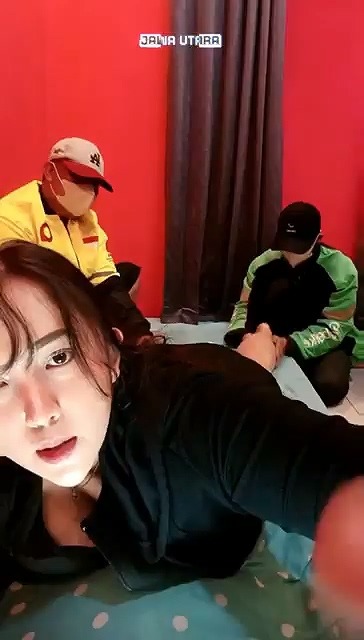 MOMOSHAN Minta Dipijat 2 Ojol Bonus Ngewe